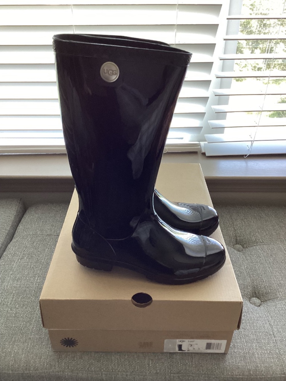 UGG® Shaye Rain Boot (Women) 7M - Picture 2 of 11